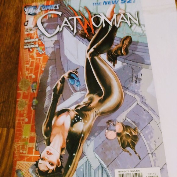 DC Comics November 2011 Catwoman comic book Teen Plus - Picture 2 of 5